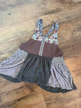 BKE Mixed-Panel Floral Strap Scoop Tank Top in Brown and Gray